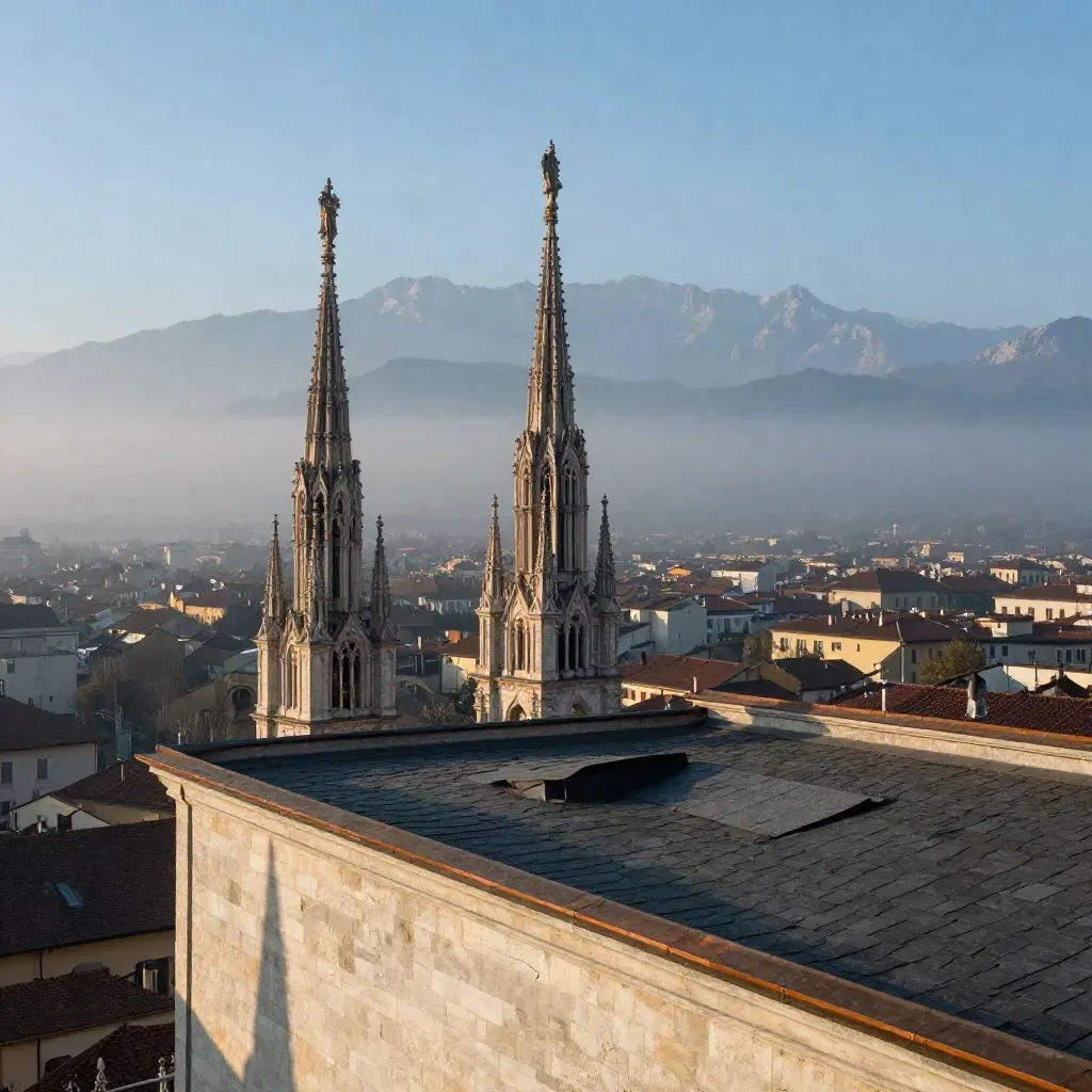 Skyline di Milano all’alba con il Duomo e le Alpi nella foschia dorata.